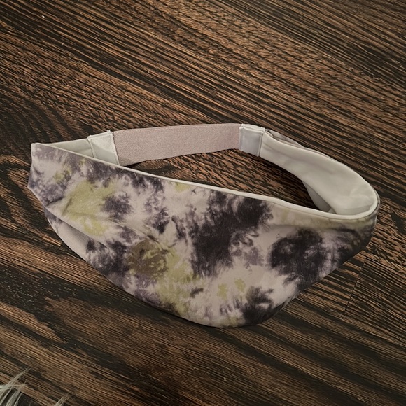 Selling an assortment of lulu lemons head bands and sweat bands. Sold together - Picture 5 of 5